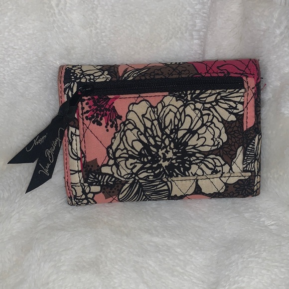 Vera Bradley Handbags - 🎉HP🎉Vera Bradley Wallet - 5.5 x 4 in